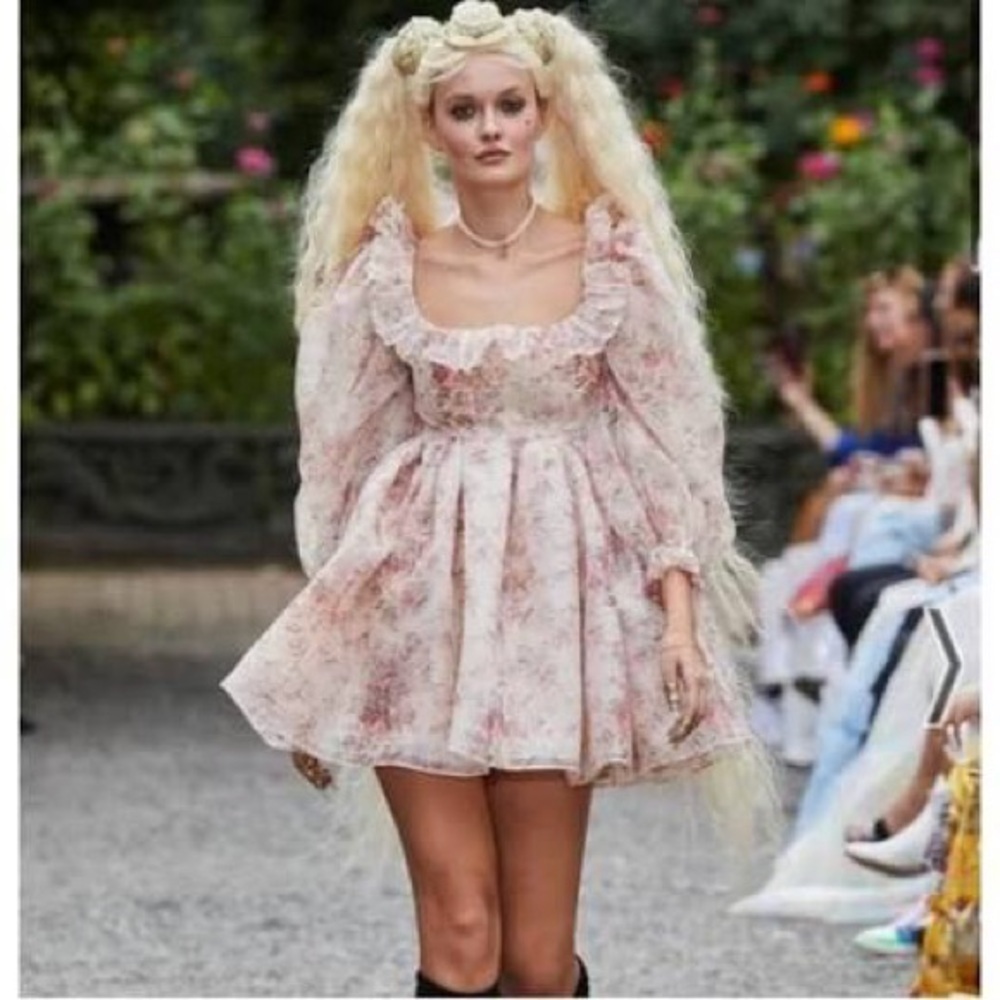 Selkie renaissance girl - puff dress